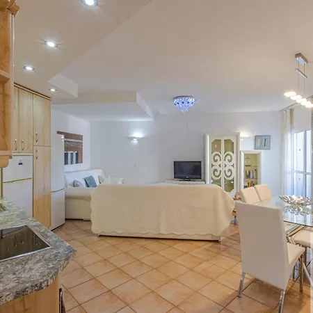 Spacious In Benalbeach Апартаменты *