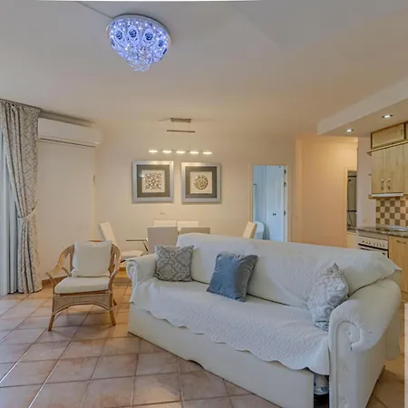 Spacious In Benalbeach *